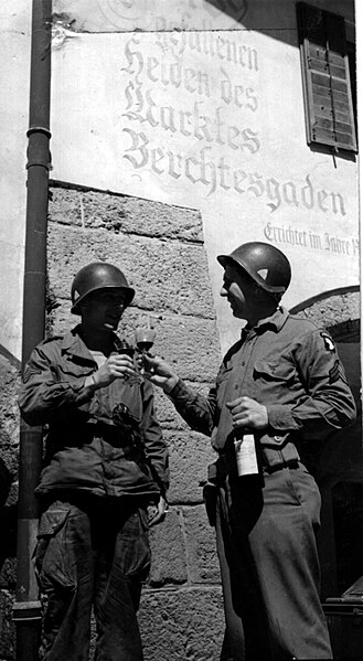 U.S. soldiers toast the capture of Berchtesgaden (1945)