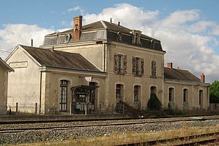 Ancien bâtiment voyageurs de la gare de Velluire par Cramos.JPG