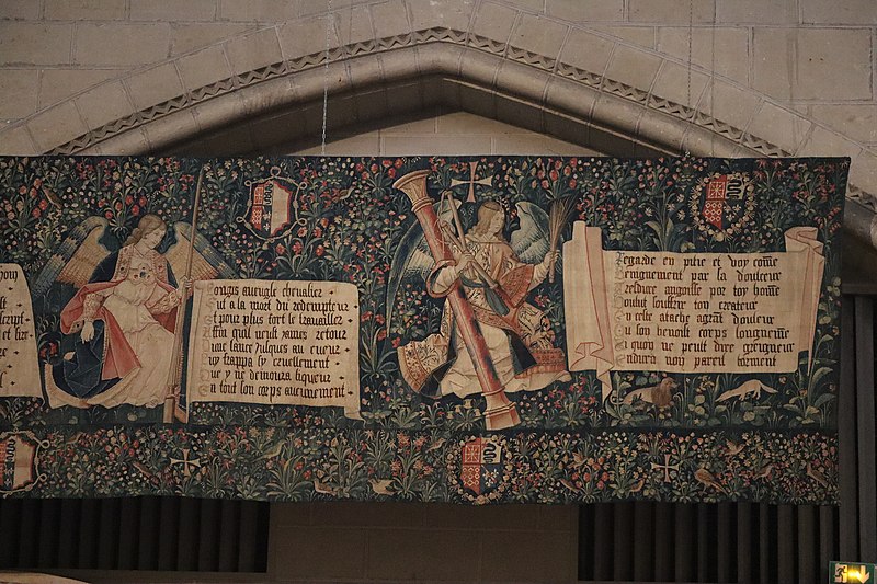 File:Angers (49) Cathédrale Saint-Maurice - Intérieur - Tapisserie des anges portant les instruments de la Passion - 02.jpg