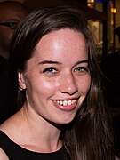 Anna Popplewell interpreta Lola Flemming