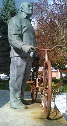 Estatua de Antonio Gandoy, feita por Puchades, en Lugo