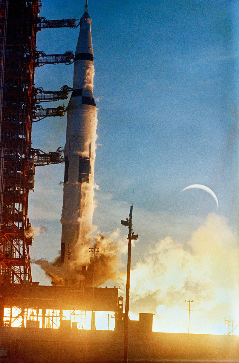 Imagen del lanzamiento del Saturno V con la tripulación del Apolo 8 amarrada a la punta del cohete.  Al fondo aparece la Luna ese mismo día pero en un montaje ya que a esa hora y en esa dirección no podría verse.  Foto: NASA.