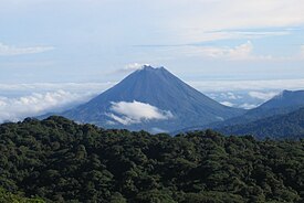 Sopka Arenal, jak je vidět z Monteverde.jpg