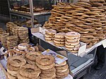 Simit, koulouri eller gevrek, ett ringformat bröd med sesamfrön