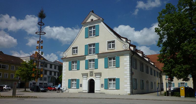 File:Aulendorf - Rathaus mit Maibaum.jpg