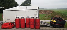 PKW-Anhänger zum Ballontransport, von links: Brenner mit Verpackung, 5 Gasflaschen, Ballonhülle in Transportverpackung
