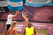 Deutsch: Beachhandball bei den Olympischen Jugendspielen 2018; Tag 6, 12. Oktober 2018; Mädchen, Hauptrundenspiel – Ungarn-Niederlande 2:1 English: Beach handball at the 2018 Summer Youth Olympics at 12 October 2018 – Girls Main Round – Hungary-Netherlands 2:1