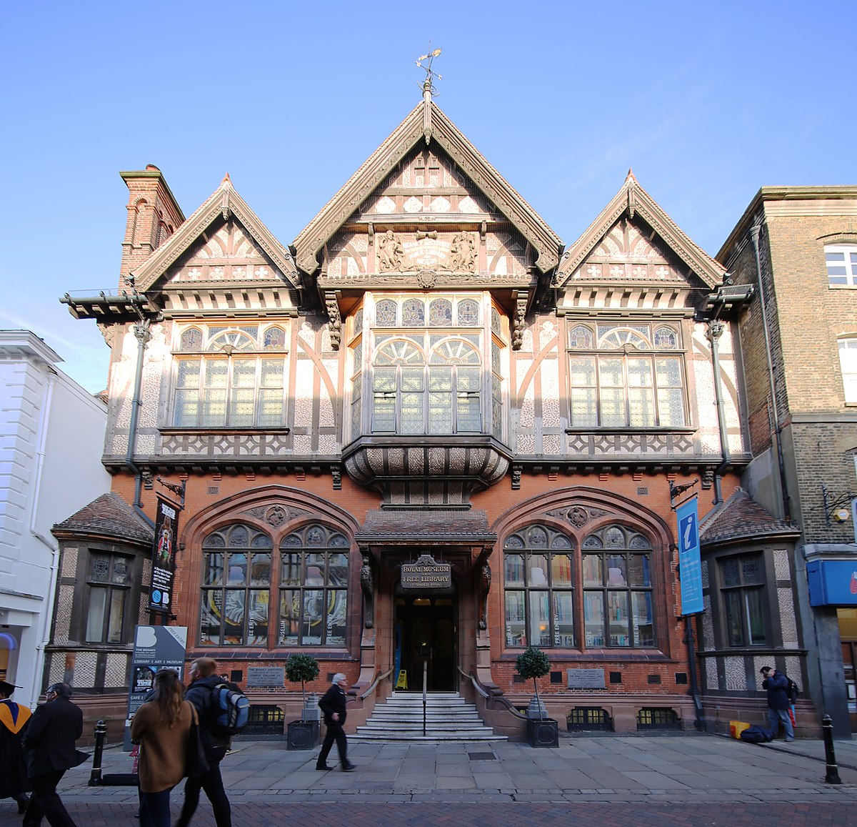 Victoria and Albert Museum exterior sculptures - Bob Speel's Website