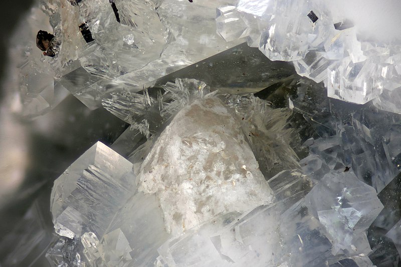 File:Behoite, Natrolite-525056.jpg