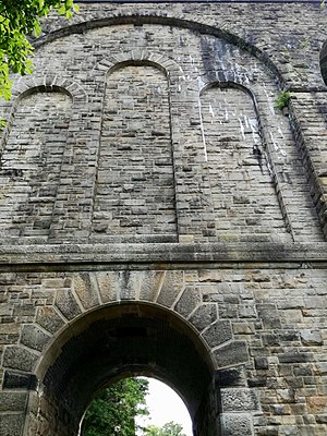 The blind arch, with gateway through the bottom Blind venetian arch, Chapel Milton Viaduct.jpg