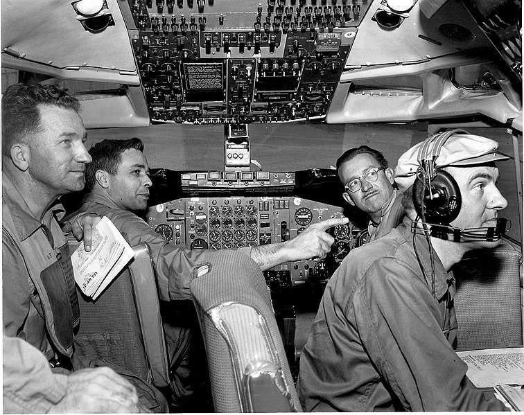 ファイル:Boeing 707 Cockpit flight test on 4-15-1958.jpeg