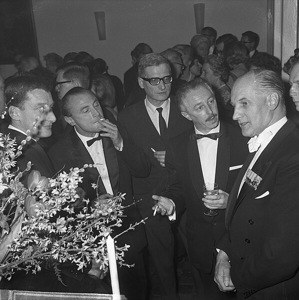 File:Boekhandel in Concertgebouw te Amsterdam, vlnr Harry Mulisch, Bert Schierbee, Bestanddeelnr 916-1088.jpg