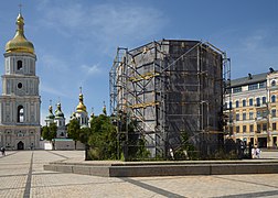 Monumento protegido de los bombardeos rusos.  julio, 2022