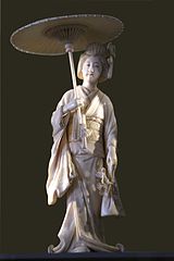 Femme à l'ombrelle, okimono, ivoire.