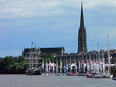 Le Belem et les 40 skippers de la solitaire du Figaro, amarrés en 2015 au ponton d'honneur pour Bordeaux fête le fleuve.