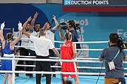 Deutsch: Boxen bei den Olympischen Jugendspielen 2018 Tag 12, 18. Oktober 2018 - Finale Leichtgewicht Mädchen – Oriana Saputo (Argentinien, blau) schlägt Emma Lawson (Australien, rot) 5-0; Ringrichter ist José Romero (Spanien). English: Boxing at the 2018 Summer Youth Olympics on 18 October 2018 – Girls' lightweight Bronze Medal Bout – Oriana Saputo (Argentina, blue) wins over Emma Lawson (Australie, red) 5-0; Referee is José Romero (Spain). Español: Boxeo en los Juegos Olímpicos Juveniles de Verano de 2018 en 18 de octubre de 2018 - Combate de medalla de bronce de las niñas: Oriana Saputo (Argentina, azul) gana a Emma Lawson (Australie, roja) 5-0; Árbitro es José Romero (España).