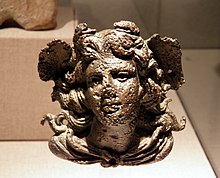 Ornamento romano in bronzo della testa di Medusa presso il Museo Romano-Germanico di Colonia