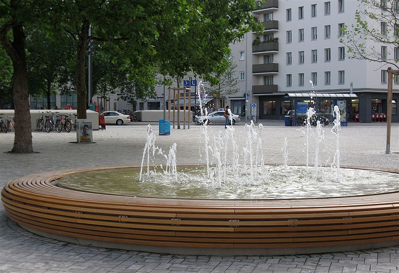 File:Brunnen am Harras Muenchen-4.jpg