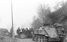 Bundesarchiv Bild 101I-204-1719-31, Balkan, Schützenpanzer, Straßensperren.jpg