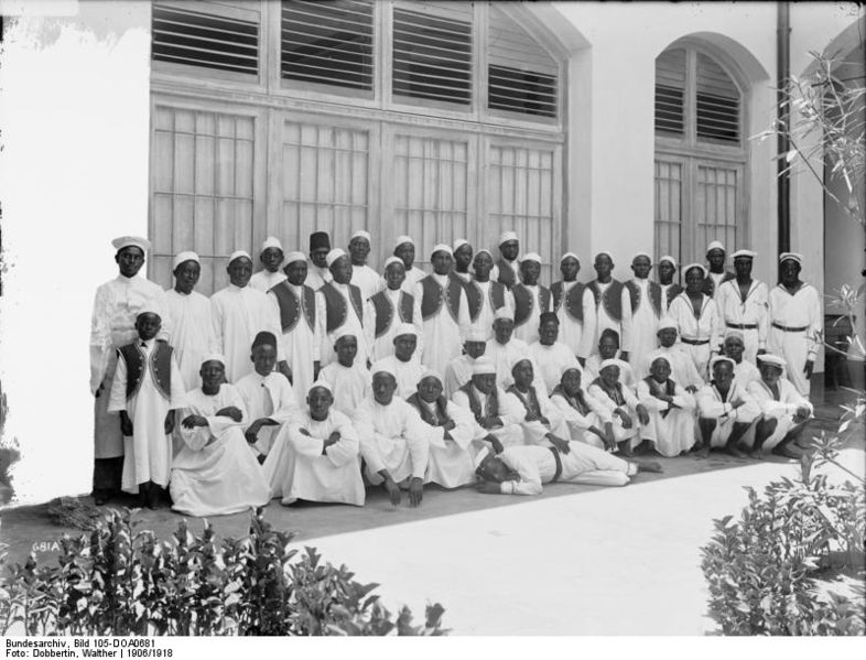 File:Bundesarchiv Bild 105-DOA0681, Daressalam, Hotel "Kaiserhof", Personal.jpg