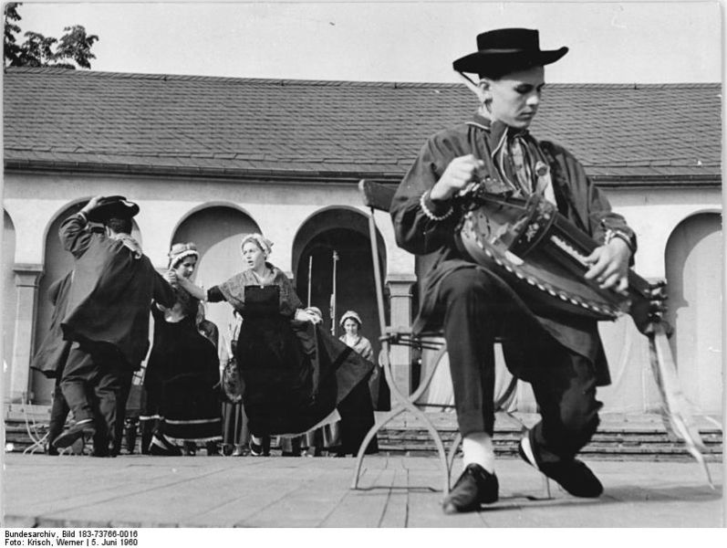 File:Bundesarchiv Bild 183-73766-0016, Zwickau, II. FDGB-Arbeiterfestspiele, französisches Tanzensemble.jpg