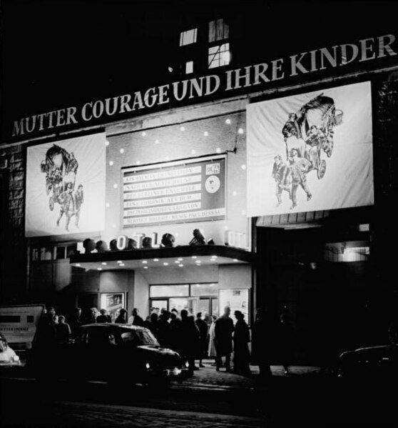 File:Bundesarchiv Bild 183-80357-0001, Berlin, Kino "OTL", Nacht.jpg