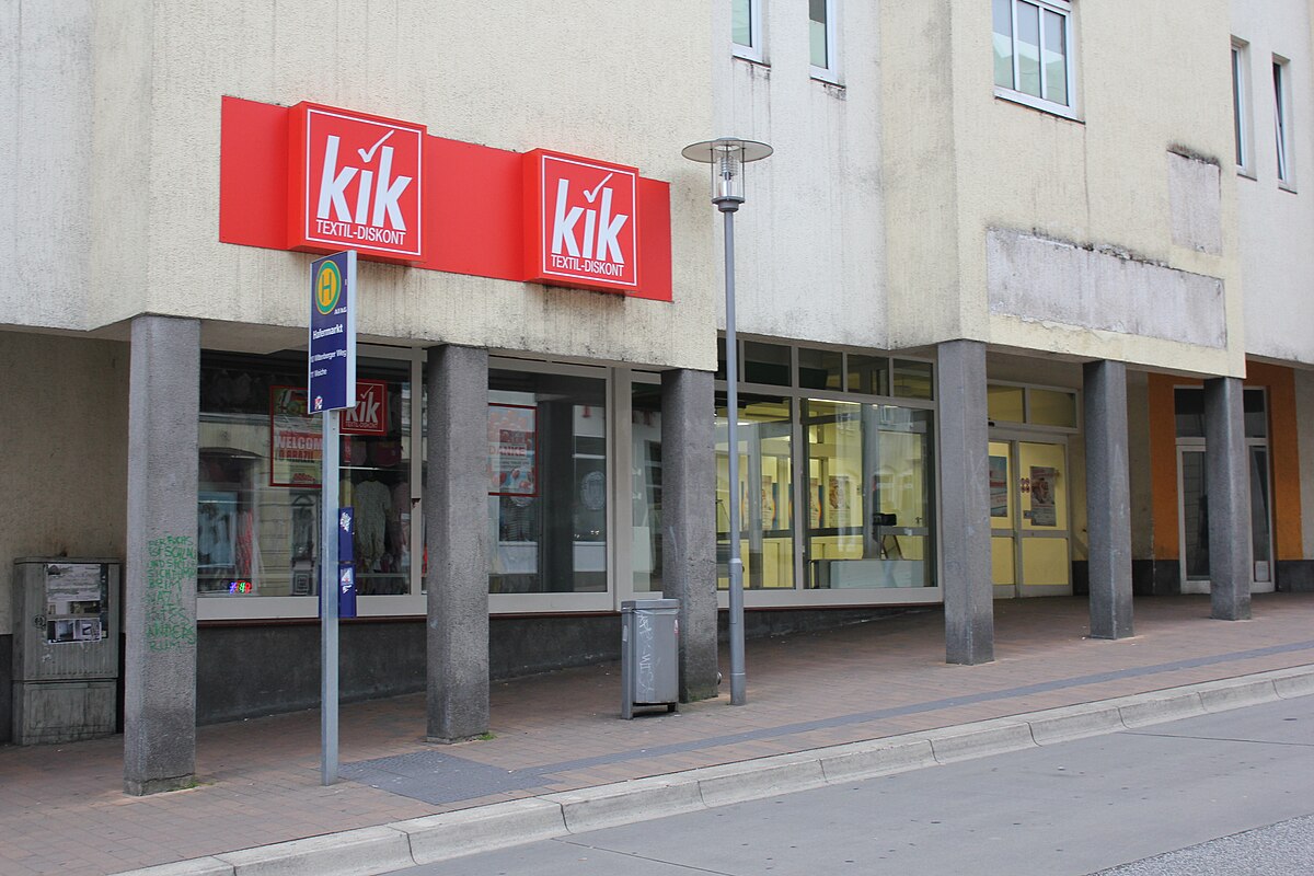 File:Bushaltstelle beim und Eingang vom Einkaufszentrum am Hafermarkt Mai 2014 (Flensburg).JPG - Wikimedia Commons