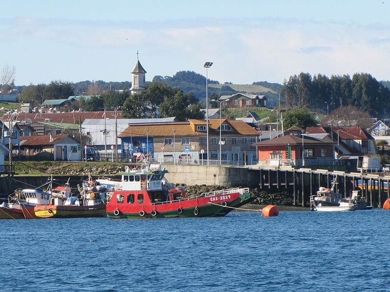 File:Canal Dalcahue e iglesia.JPG