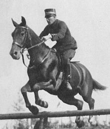 Photographie montrant Carl Gustaf Lewenhaupt en tenue militaire sur son cheval pendant un saut.