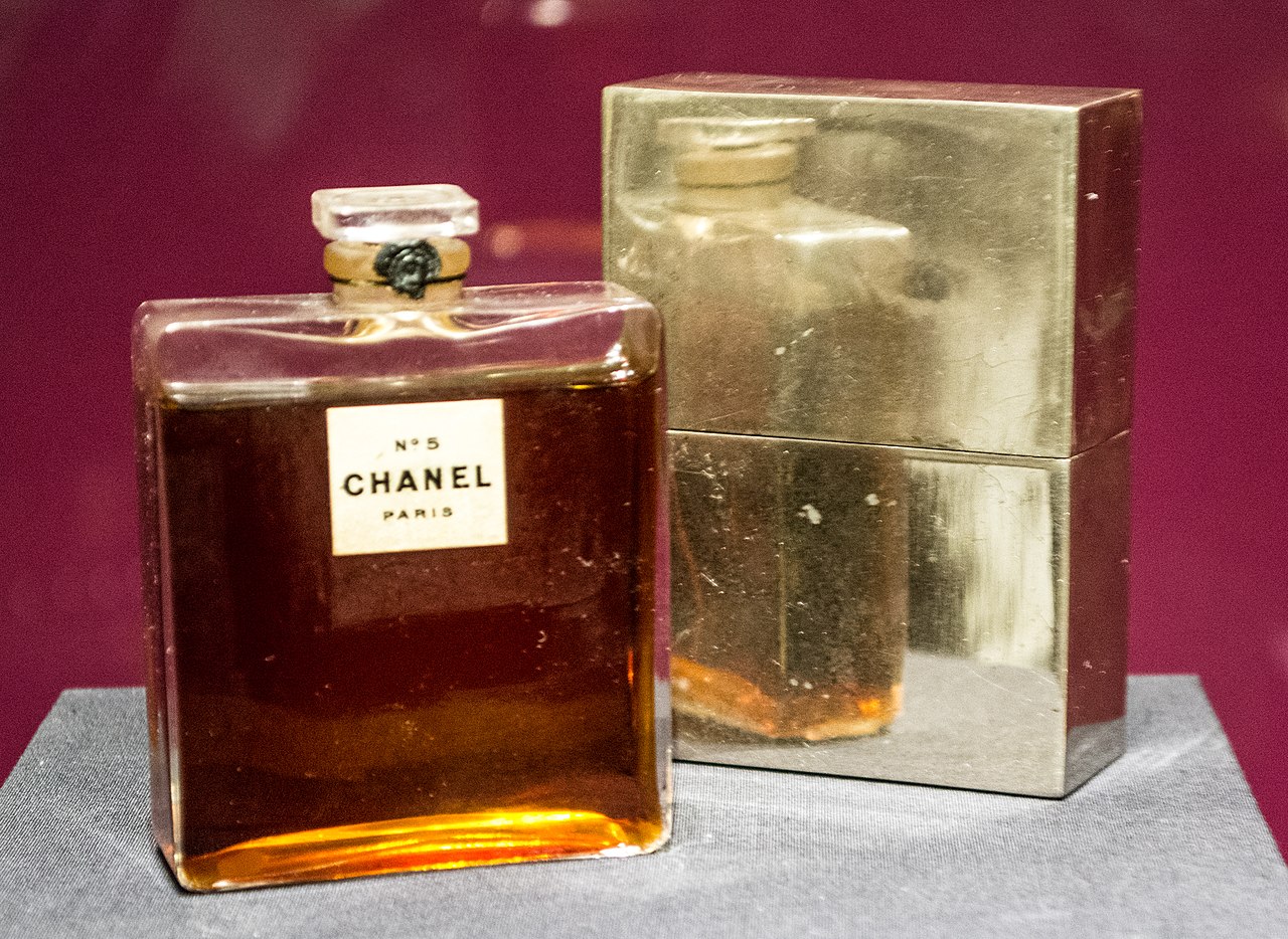 File:Chanel No 5 (24846737817).jpg - Wikimedia Commons