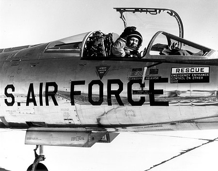 Tập_tin:Chuck_Yeager_in_NF-104.jpg