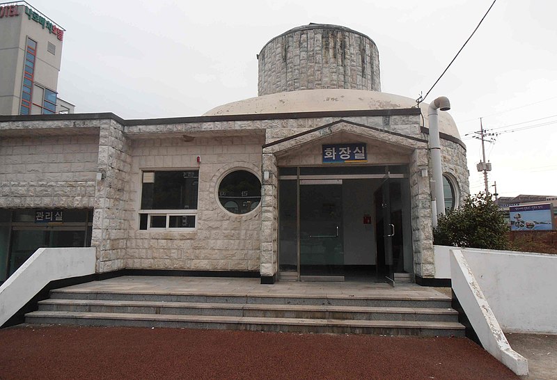 File:Chukjeong toilet.jpg