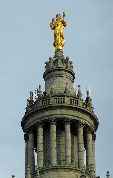 File:Civic Fame atop the Municipal Building 02.jpg