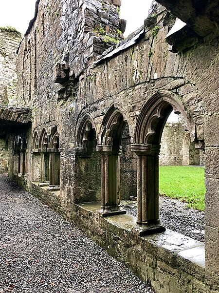 File:Cloister, Bective Abbey, Beigthigh, Éire.jpg