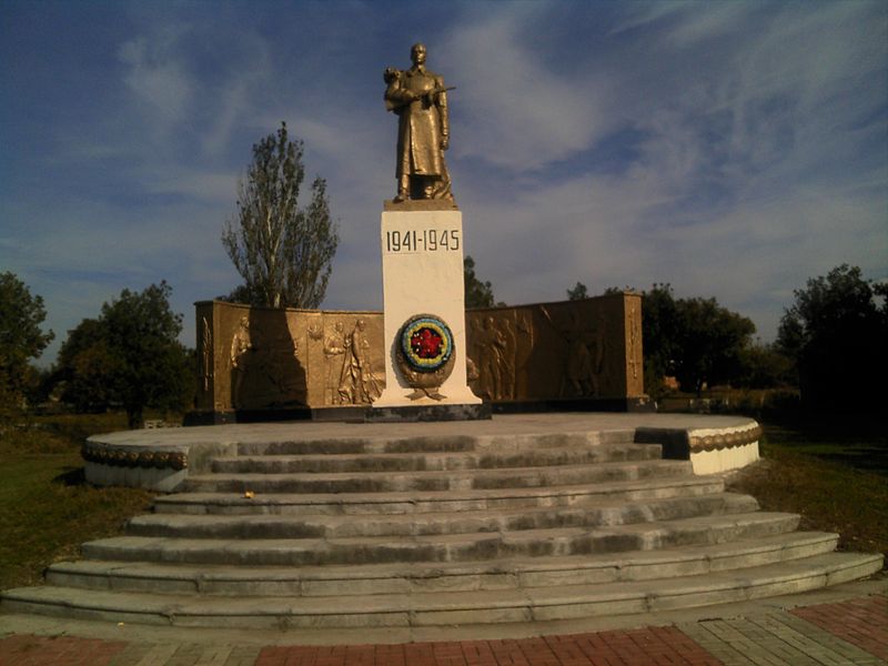 File:Common grave in Kazanka.jpg