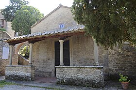 Bejárat a templomba, amelyet portico előz meg