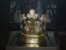 Fotografie pozlacené koruny vystavené ve vitríně
