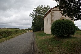 De weg in noordelijke richting bij de kapel van Péguilhan.