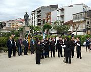 Celebración do Día das Letras Galegas 2012 en Redondela, xunto á escultura a Castelao.