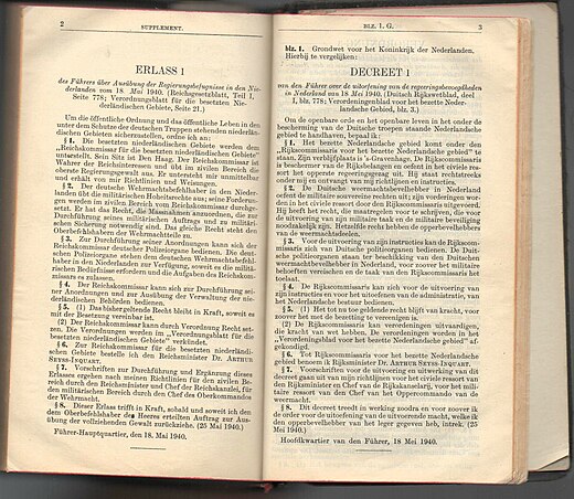 Pagina 1 van de door Hitler ingestelde decreten met links de Duitstalige verordening en rechts de Nederlandse vertaling. Dit supplement was achter in het wetboek toegevoegd.