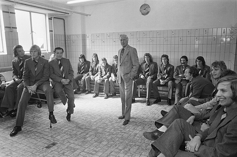 File:De Stoop bij elftal van FC Amsterdam in de kleedkamer, Bestanddeelnr 926-6000.jpg