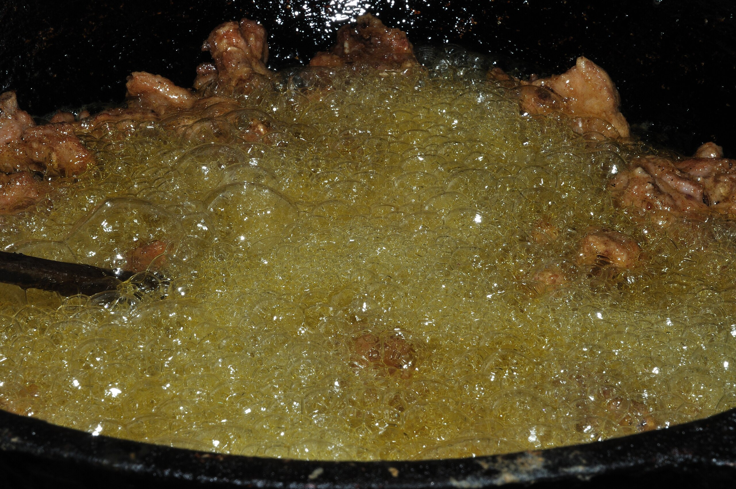 https://upload.wikimedia.org/wikipedia/commons/thumb/6/6b/Deep_Frying_Chicken_7763.JPG/2560px-Deep_Frying_Chicken_7763.JPG