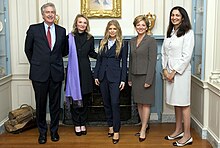 Fergie en una reunión en el Departamento de Estado de los Estados Unidos en 2014 con motivo de impulsar la Iniciativa de respuesta de emergencia para la violencia de género.