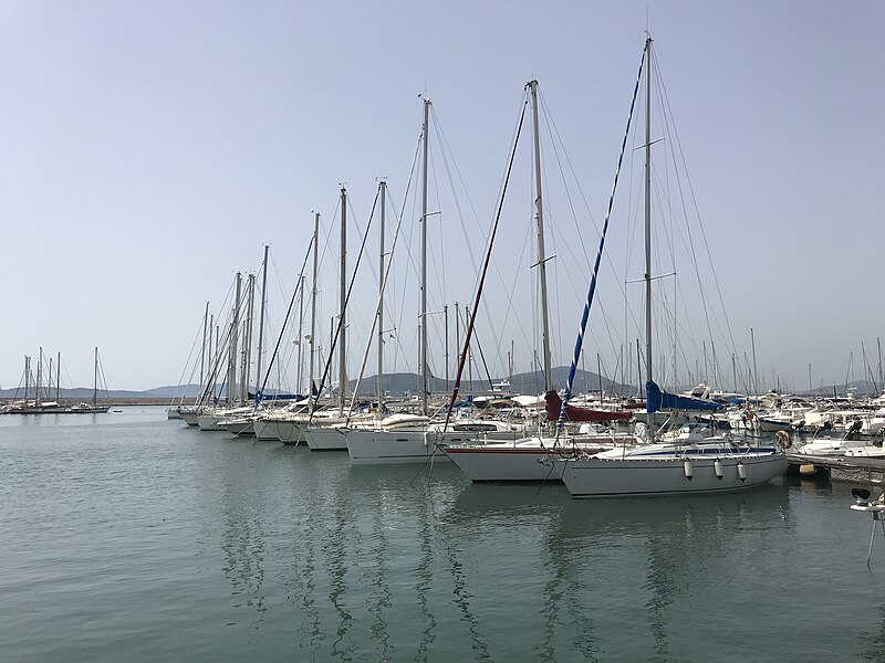 File:Des voiliers au port d'Alghero (Sardaigne) en juillet 2018.jpg