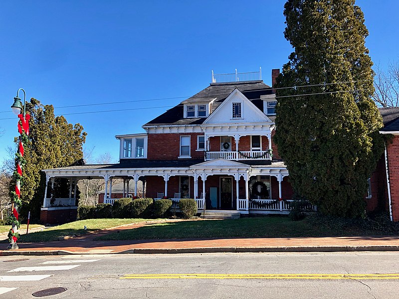 File:Dr. J. Howell Way House, Waynesville, NC (31773914317).jpg