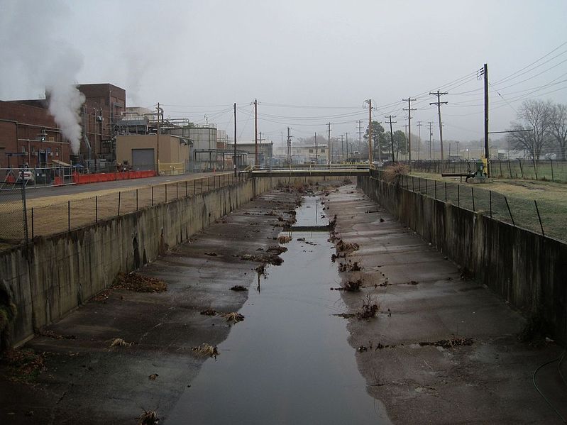 File:Drainage canal Binghampton Memphis TN 2013-12 008.jpg