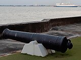 32-pounder-Kanone mit Kreuzfahrtschiff