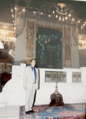 רונן מבקר בבית הכנסת שער השמים (קהיר), 1999.