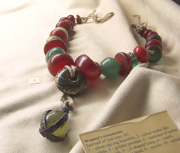 File:Elbląg, muzeum, ženský náhrdelník z jantaru a skla.JPG - Wikimedia  Commons