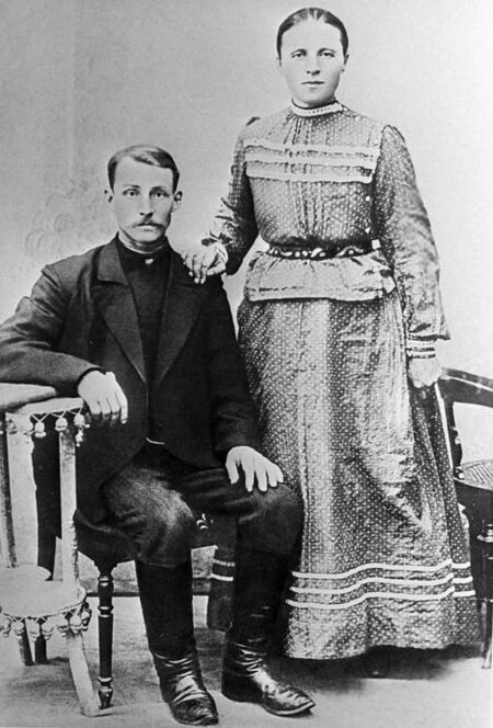Tập_tin:Esenin's_parents_(1905).jpg